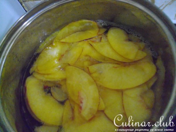 Розы из фруктов(украшение торта)