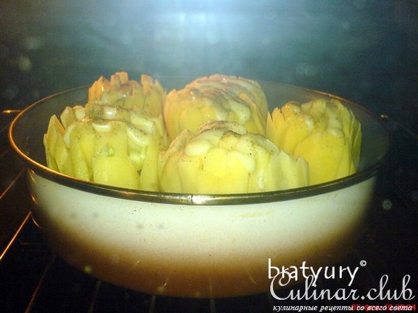 Красивое блюдо из картофеля, приготовленное в духовке