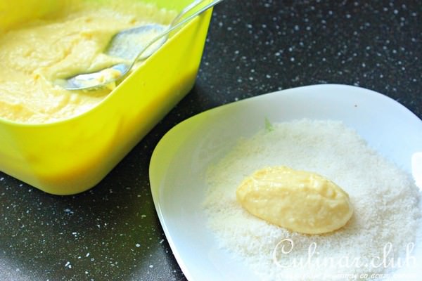 Кокосовые манники с соусом из красной смородины