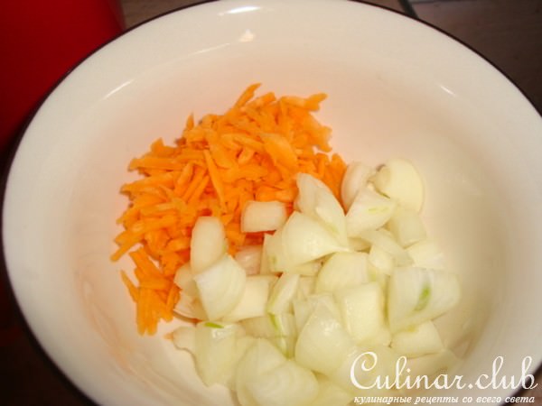 курица с ветчиной и овощами в горшочке