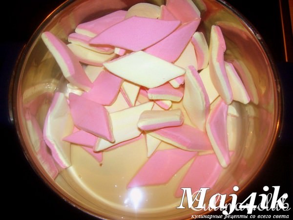 Мастика из белого шоколада и розочки из неё