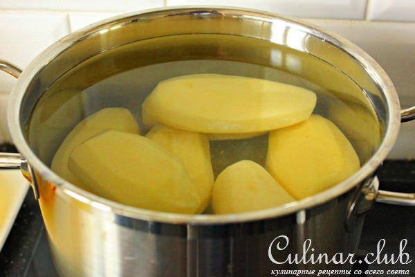 Картофельные мини киши с козьим сыром и чипсами из бекона