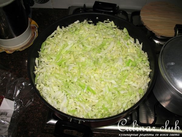 Капуста, тушённая с грибами и овощами