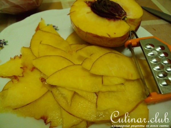 Розы из фруктов(украшение торта)