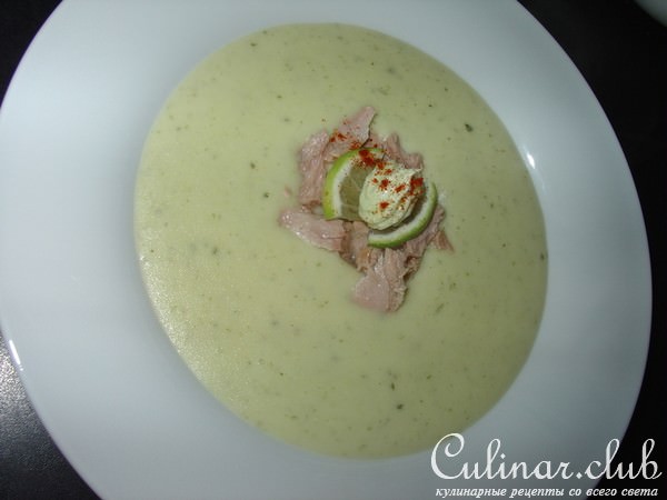 Крем-суп с цуккини, тунцом и авокадовым маслом.