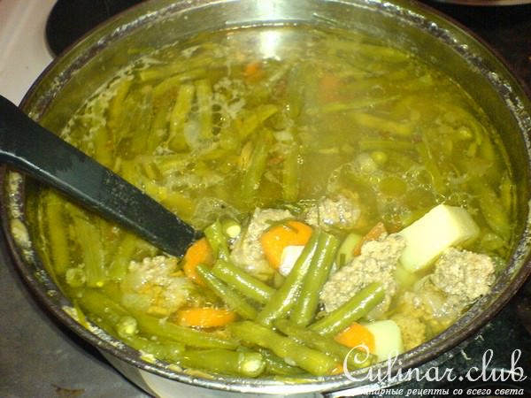 Супчик с зелёной молодой фасолью и фрикадельками.