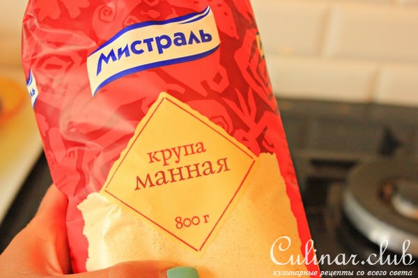 Кокосовые манники с соусом из красной смородины