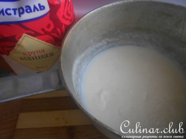 Манная каша с ягодами и орехами кешью