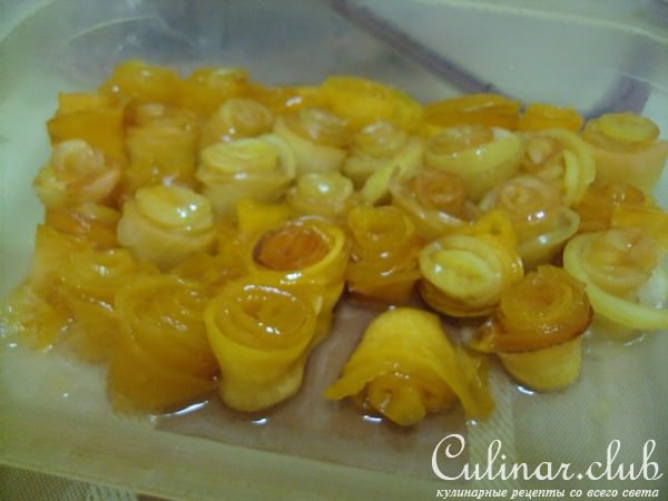 Розы из фруктов(украшение торта)