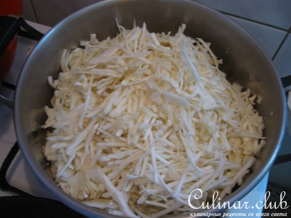 Капуста тушенная с солеными огурчиками