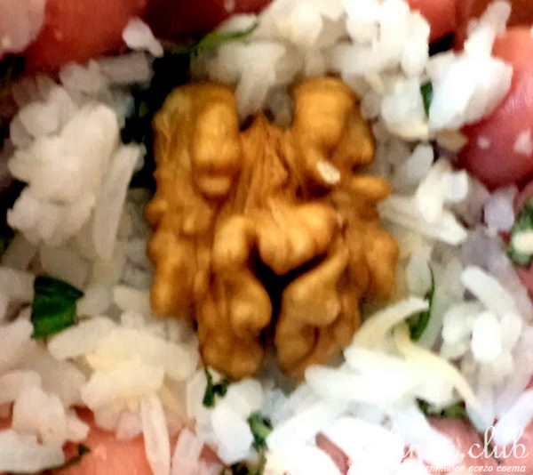 Рисовые шарики в лодочках из базилика с орешками и сыром.