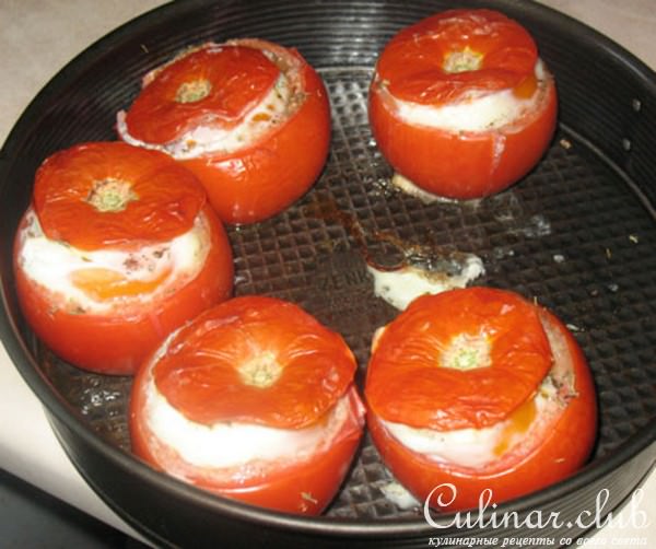 Печёные помидоры с курицей и яйцом