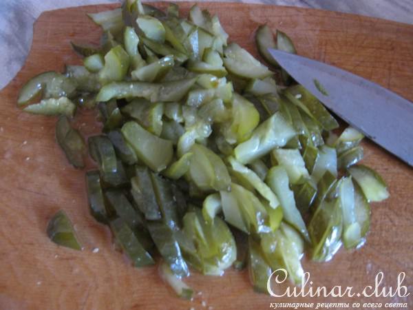 Капуста тушенная с солеными огурчиками