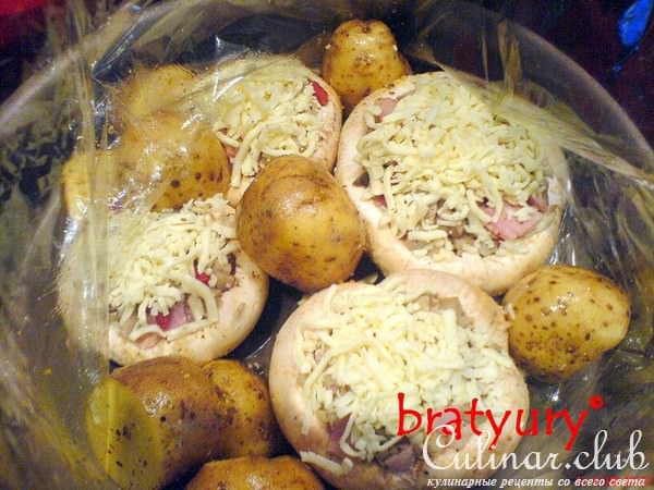 Шампиньоны фаршированные и картофель, печёные в пакете, с соусом "Шрирача"