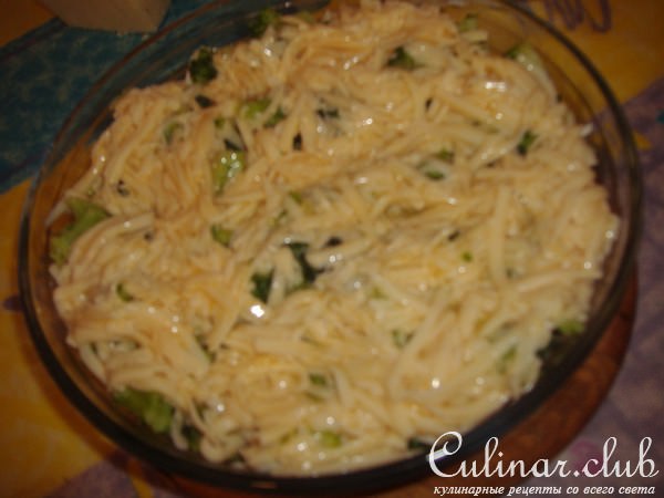 Запеканка из брокколи с чесночным соусом