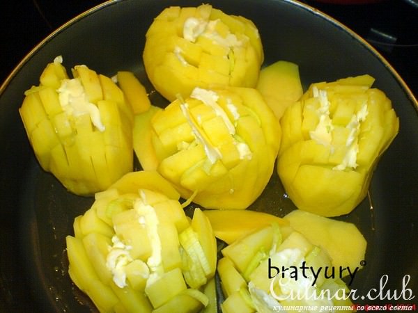 Красивое блюдо из картофеля, приготовленное в духовке