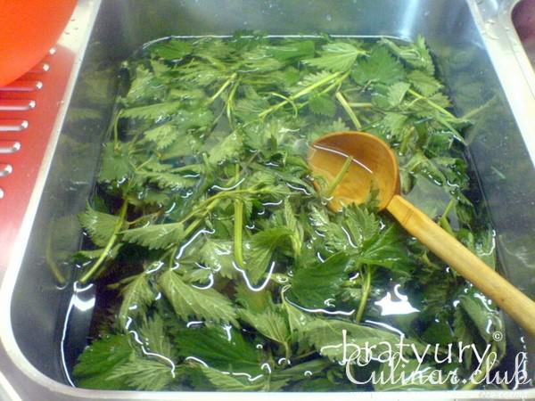 Салат из крапивы и овощей
