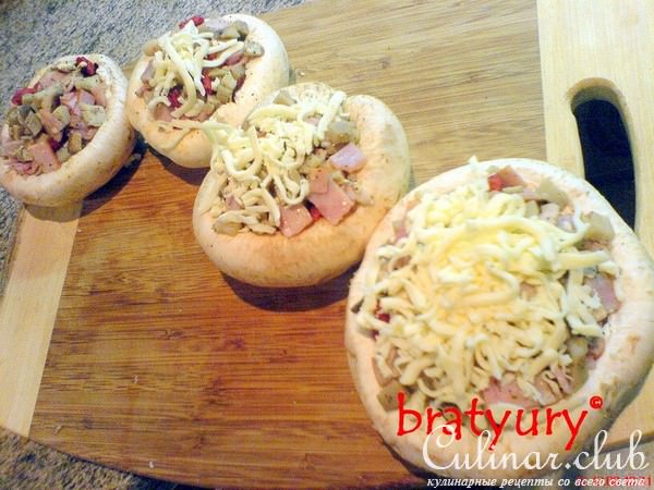 Шампиньоны фаршированные и картофель, печёные в пакете, с соусом "Шрирача"