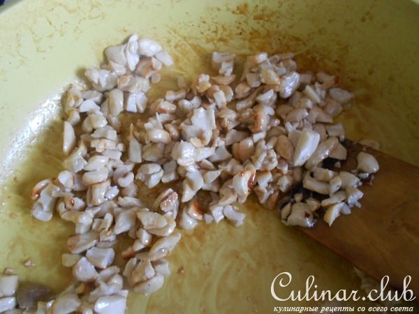 Манная каша с ягодами и орехами кешью