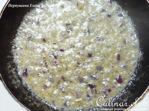 Каша на курином бульоне под соусом из красного лука и голубого сыра