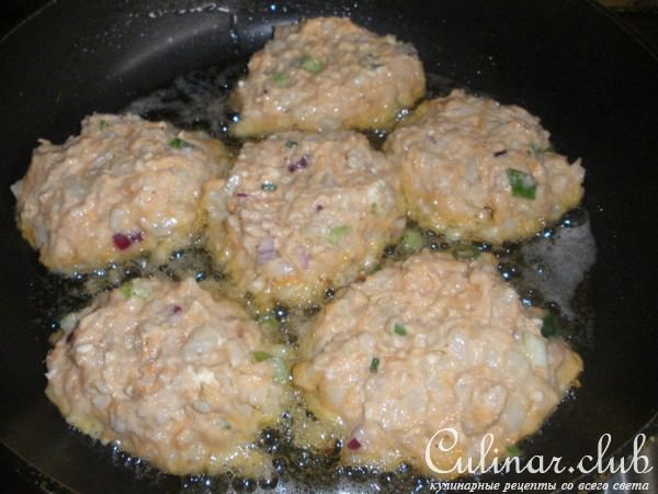 Оладушки с тунцом и овощами на завтрак