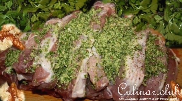 Запеченное мясо с петрушкой и грецкими орехами