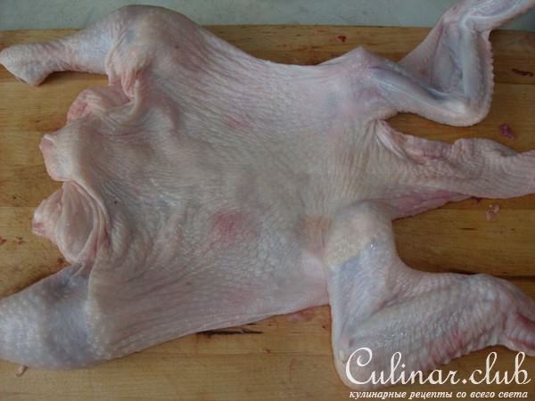 Курица, фаршированная фисташками и печенью