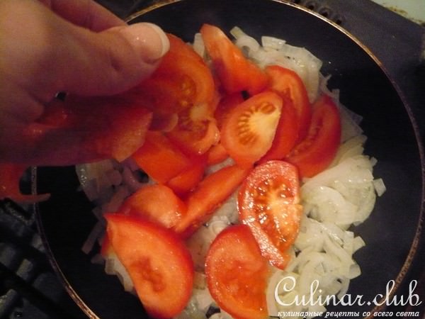 томаты с луком и яйцом