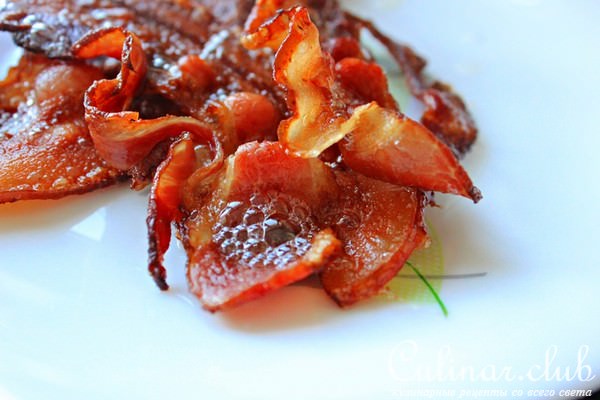 Картофельные мини киши с козьим сыром и чипсами из бекона