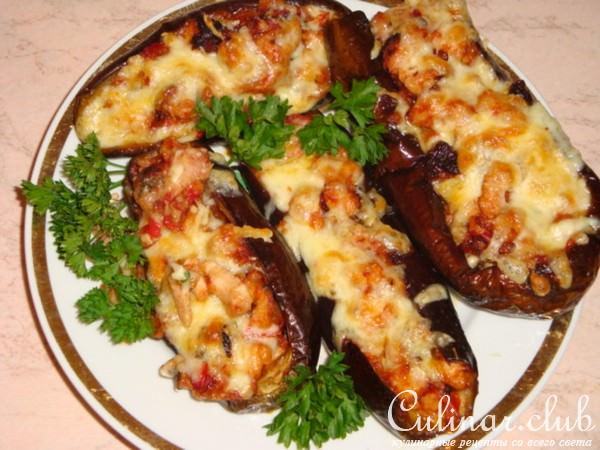 Баклажаны с курицей, салом и помидорами.