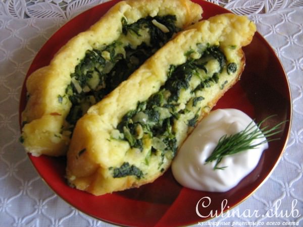 Картофельный рулет с яйцом и шпинатом.