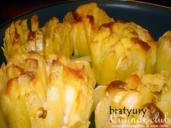 Красивое блюдо из картофеля, приготовленное в духовке