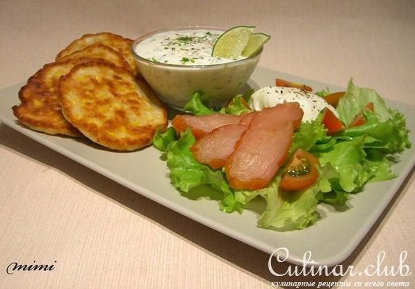 зеленый салат с копченой грудкой,яйцом-пашот и кукурузными оладушками