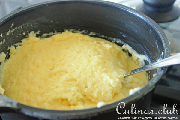 Кокосовые манники с соусом из красной смородины