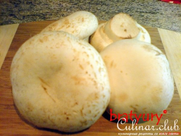 Шампиньоны фаршированные и картофель, печёные в пакете, с соусом "Шрирача"