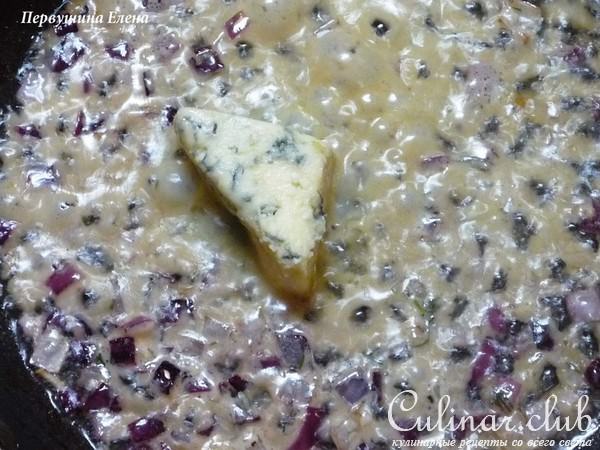 Каша на курином бульоне под соусом из красного лука и голубого сыра