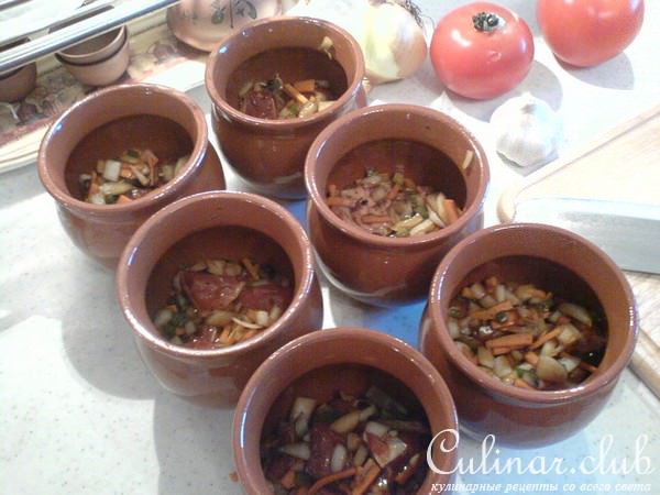 Мясо в горшочке с овощами