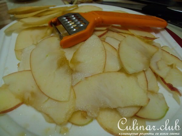 Розы из фруктов(украшение торта)