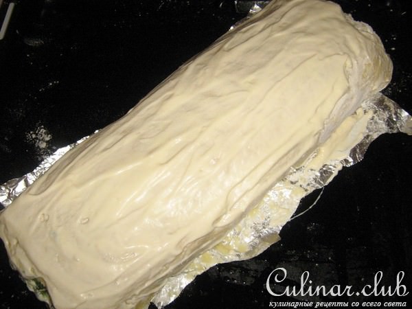 Картофельный рулет с яйцом и шпинатом.