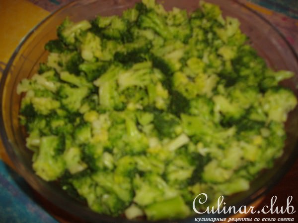 Запеканка из брокколи с чесночным соусом