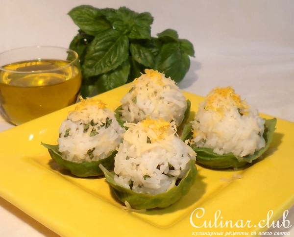 Рисовые шарики в лодочках из базилика с орешками и сыром.