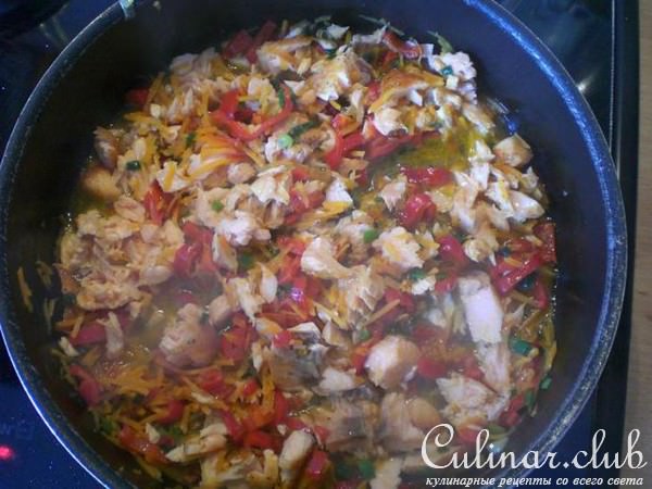 Красная рыба с рожками и овощами .