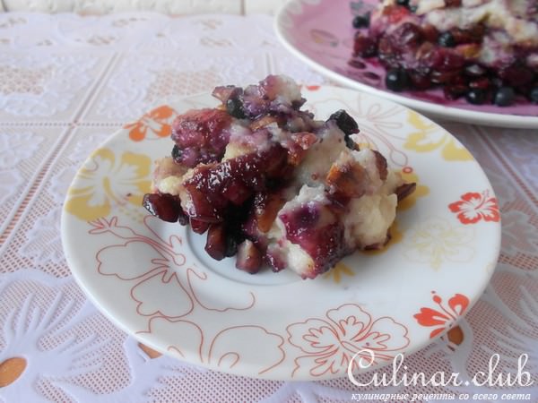 Манная каша с ягодами и орехами кешью