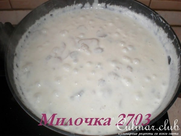Пельмени в сливочно-грибном соусе.