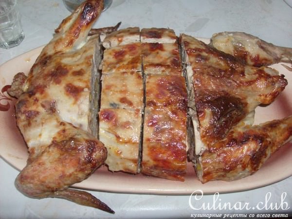 Курица, фаршированная фисташками и печенью