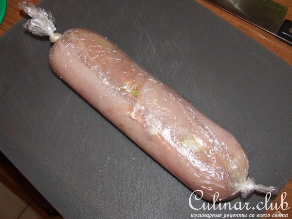 рулет из куриной грудки с сухофруктами, лимонной цедрой, проготовленный в пароварке
