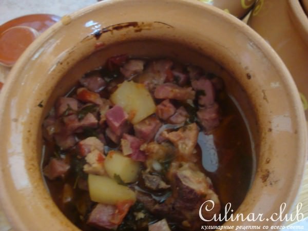курица с ветчиной и овощами в горшочке