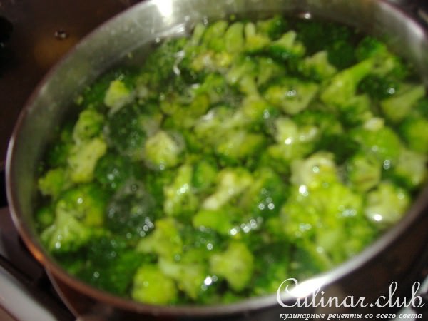 Запеканка из брокколи с чесночным соусом