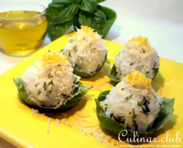 Рисовые шарики в лодочках из базилика с орешками и сыром.