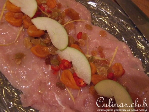 рулет из куриной грудки с сухофруктами, лимонной цедрой, проготовленный в пароварке